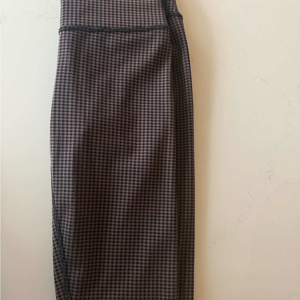 Alo Yoga Houndtooth High-Waisted Brown Leggings - Picture 7 of 10